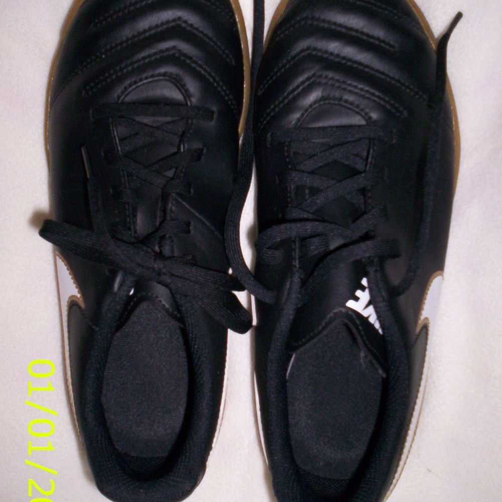 NIKE tiempox Boys Youth Sport Shoes Size 6